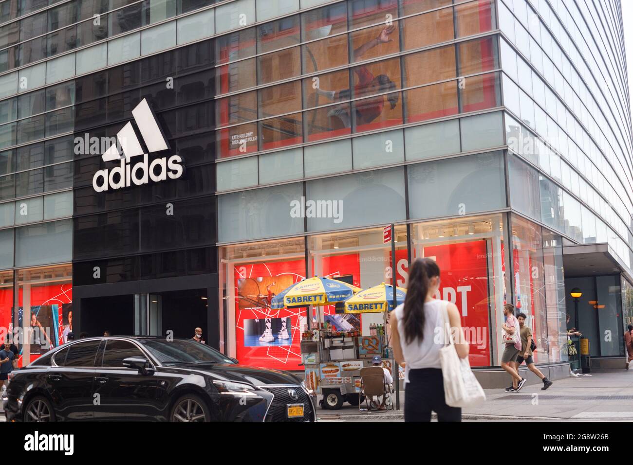 Privilegio A escala nacional maceta Nueva York, Estados Unidos. 17th de julio de 2021. Los compradores caminan  delante de una tienda Adidas en Manhattan. (Foto de Stephen Zenner/SOPA  Images/Sipa USA) Crédito: SIPA USA/Alamy Live News Fotografía de