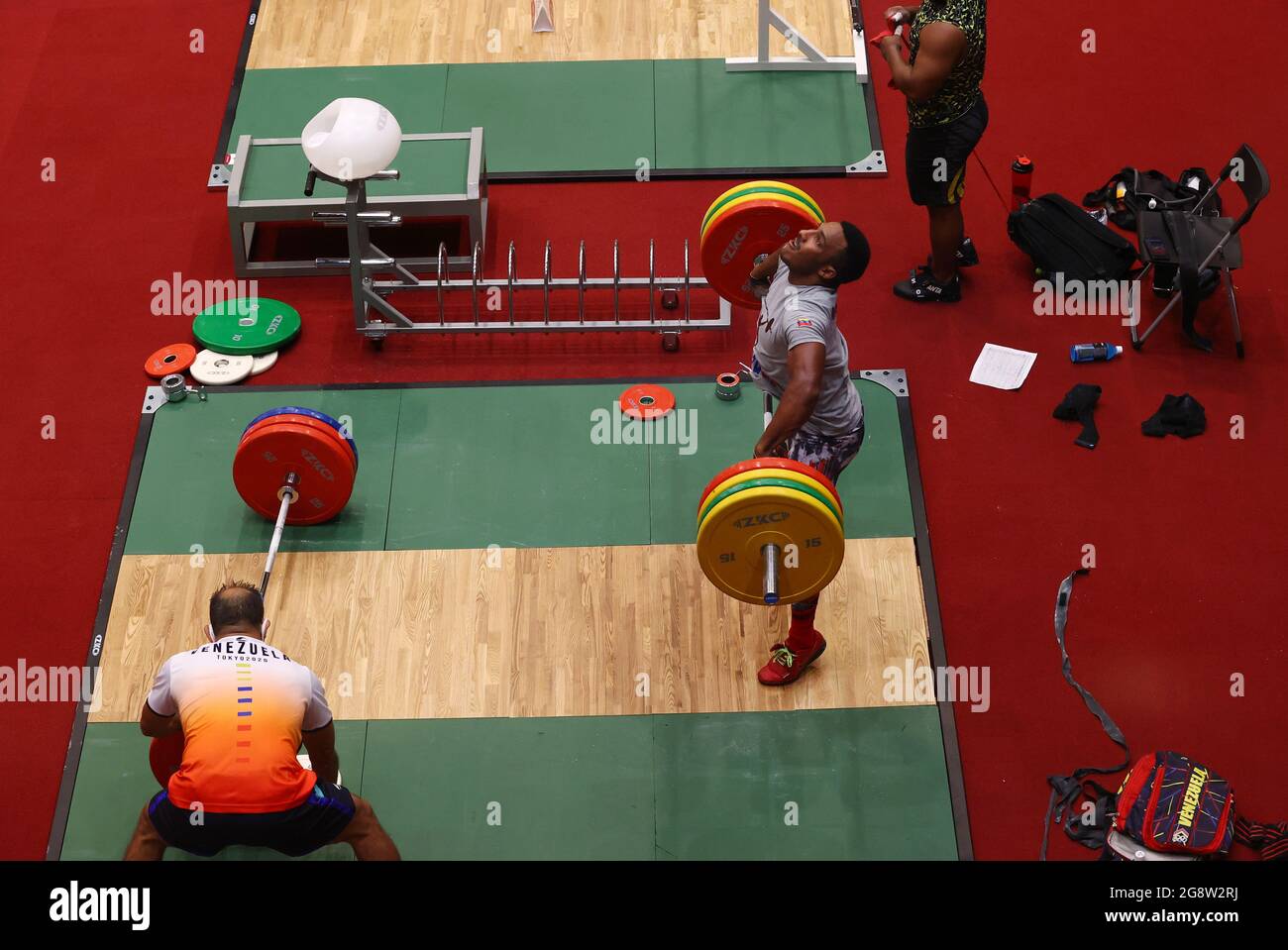 Juegos Olímpicos de Tokio 2020 - Entrenamiento de levantamiento de pesas - Foro Internacional de Tokio, Tokio, Japón - 23 de julio de 2021 Un atleta de Venezuela durante el entrenamiento DE REUTERS/Edgard Garrido Foto de stock