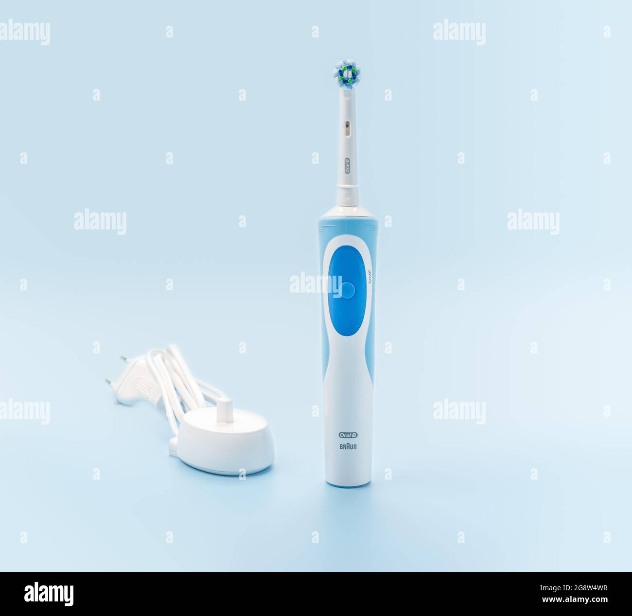 Rusia, Moscú, 22 de julio de 2021: Braun Oral-B cepillo dental eléctrico  recargable juego con cargador. Concepto de cuidado oral profesional y salud  Fotografía de stock - Alamy