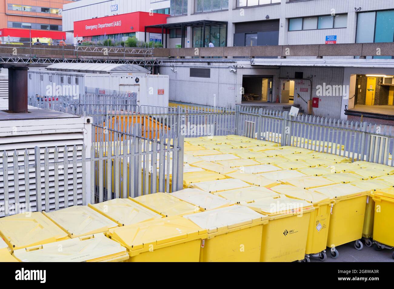 Contenedores de residuos quirúrgicos en el hospital St Thomas's Hospital London del NHS Foto de stock