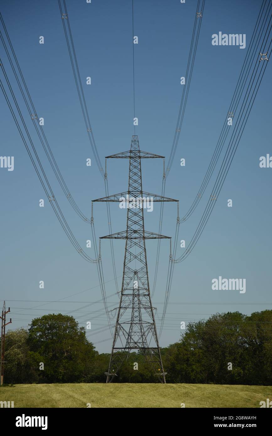 Líneas eléctricas y pilón Foto de stock