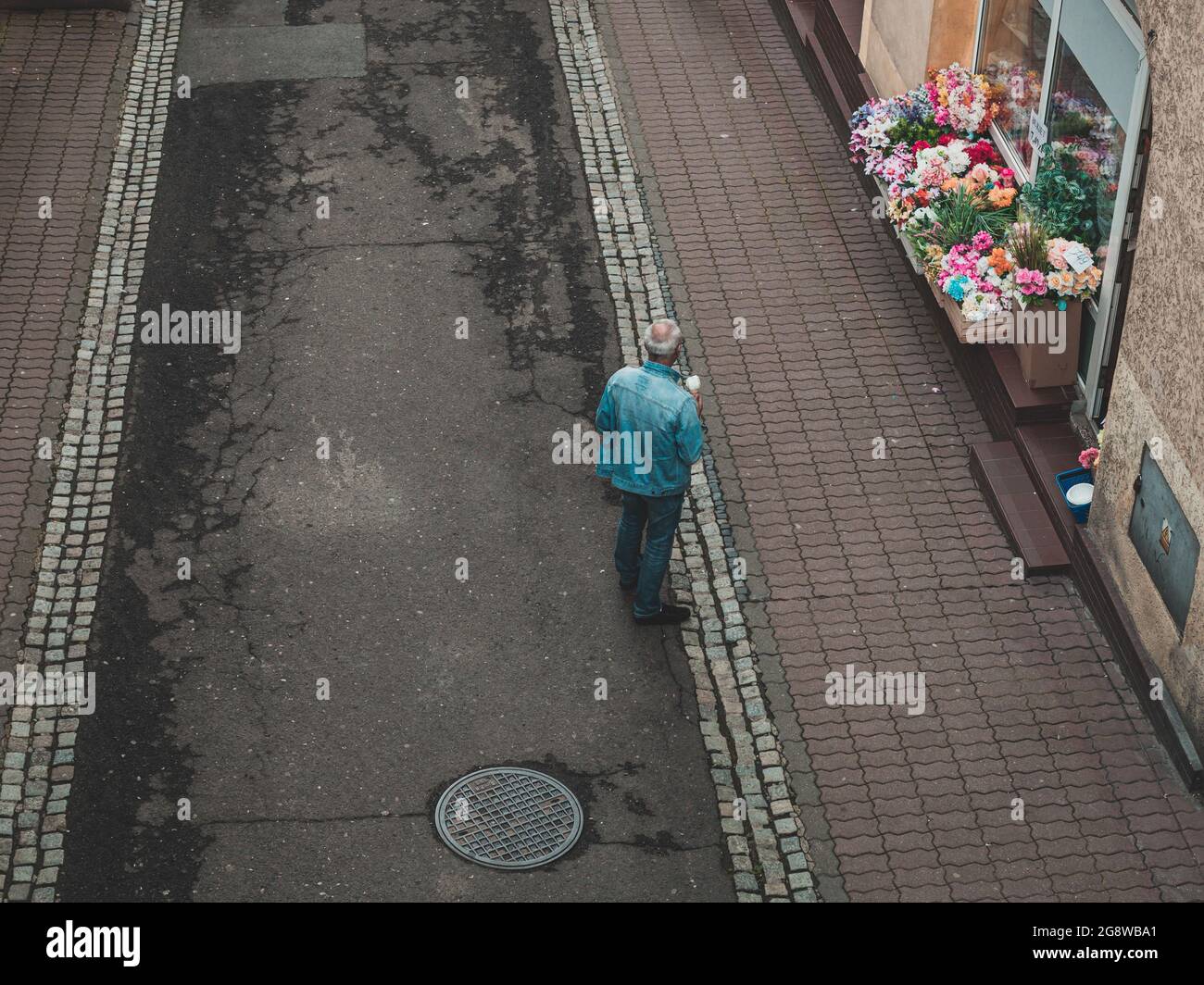 hombre con ropa vaquera, exterior de tienda de flores, pequeña calle de la  ciudad Fotografía de stock - Alamy