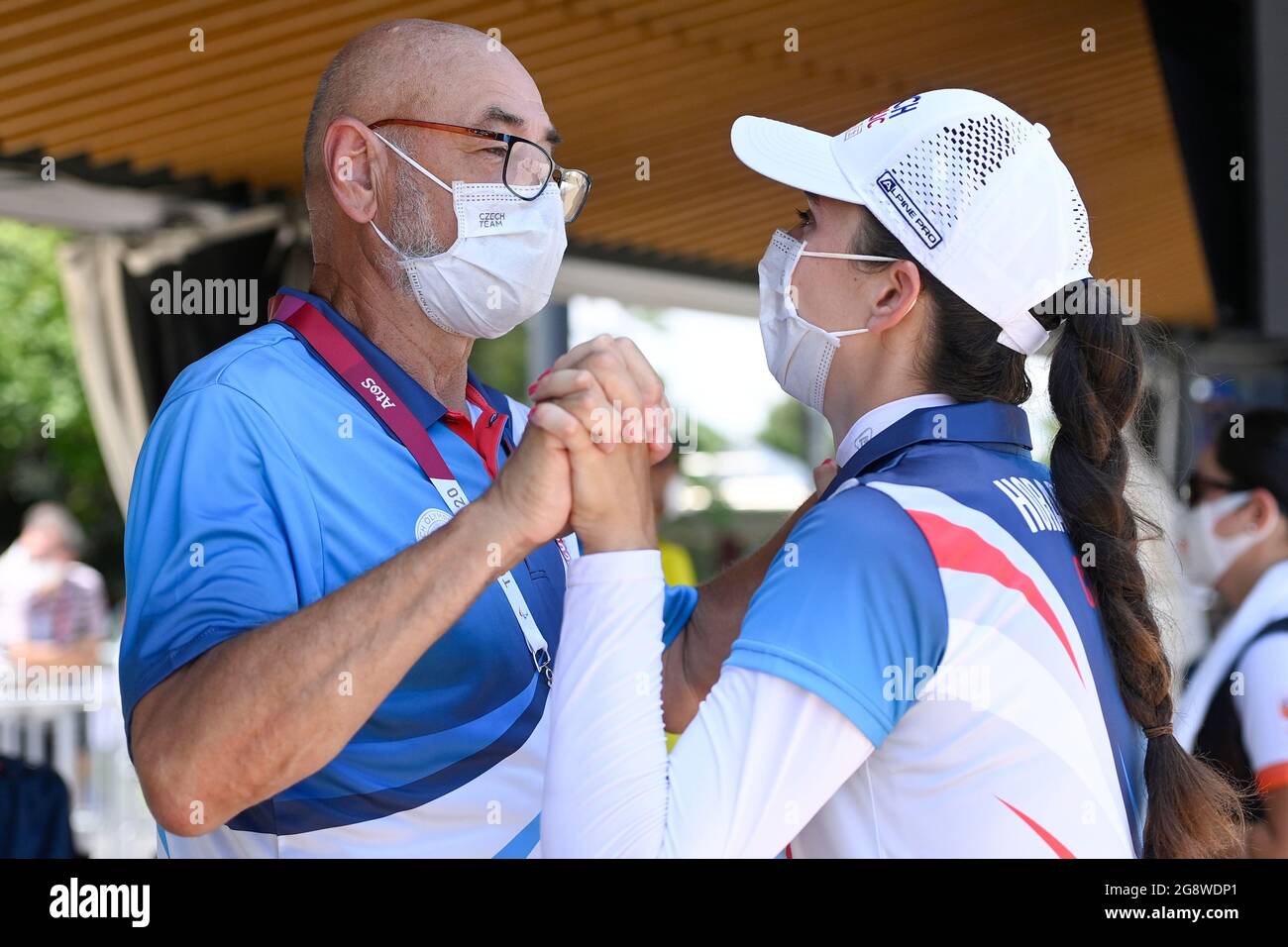 La arquera checa Marie Horackova, a la derecha, y su entrenador y padre Zdenek Horacek, a la izquierda, se regocijan después de una exitosa calificación durante el verano de 2020 Ol Foto de stock