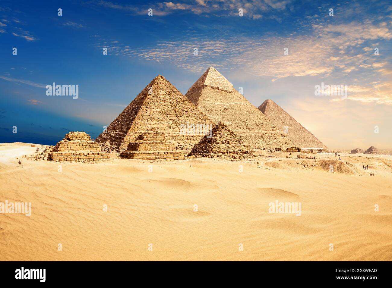 Famosas Pirámides de Giza, hermosas vistas al desierto, El Cairo, Egipto Foto de stock