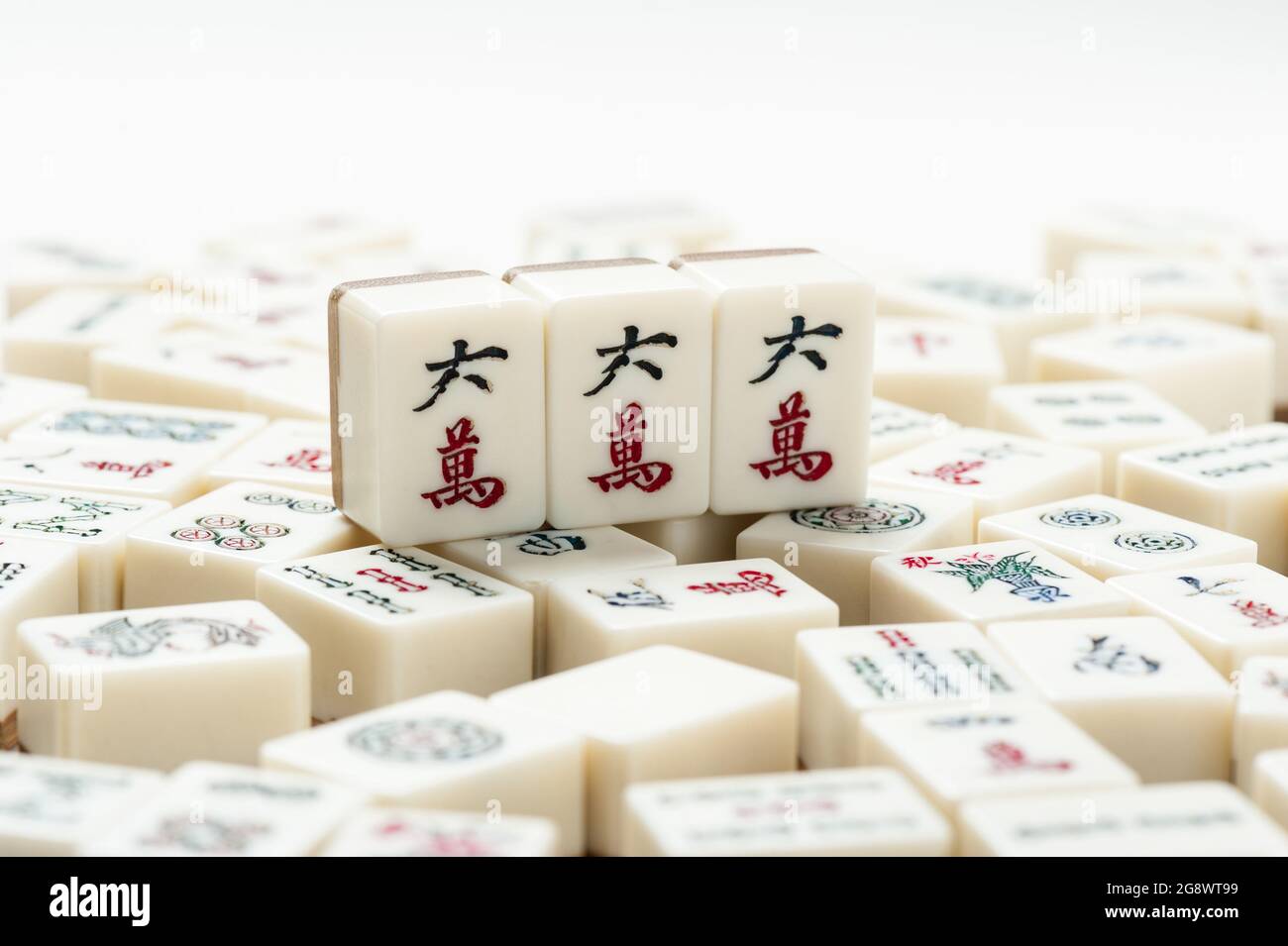Equipos para Mahjong juego. Mahjong es el antiguo juego de mesa asiático  Fotografía de stock - Alamy