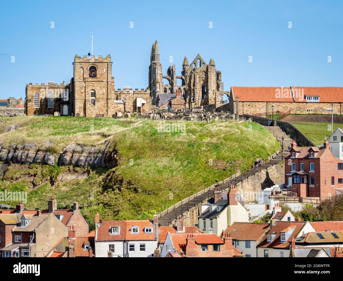 Los 199 pasos de la escalera de la Iglesia, que conduce a la Iglesia de Santa María y Whitby Abbey sobre la ciudad de Whitby. Foto de stock