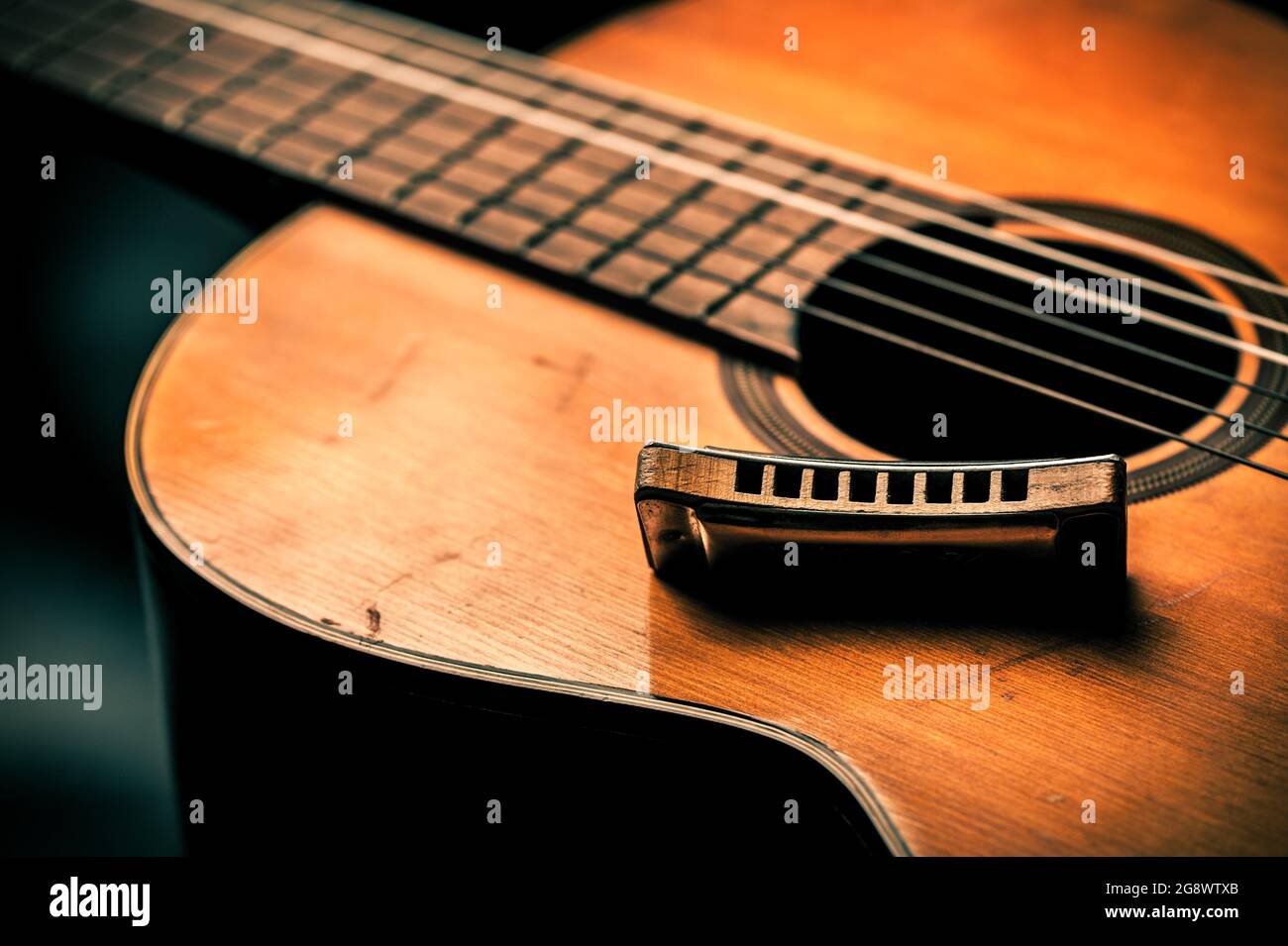 armónica de madera vintage sobre una antigua guitarra acústica Fotografía  de stock - Alamy