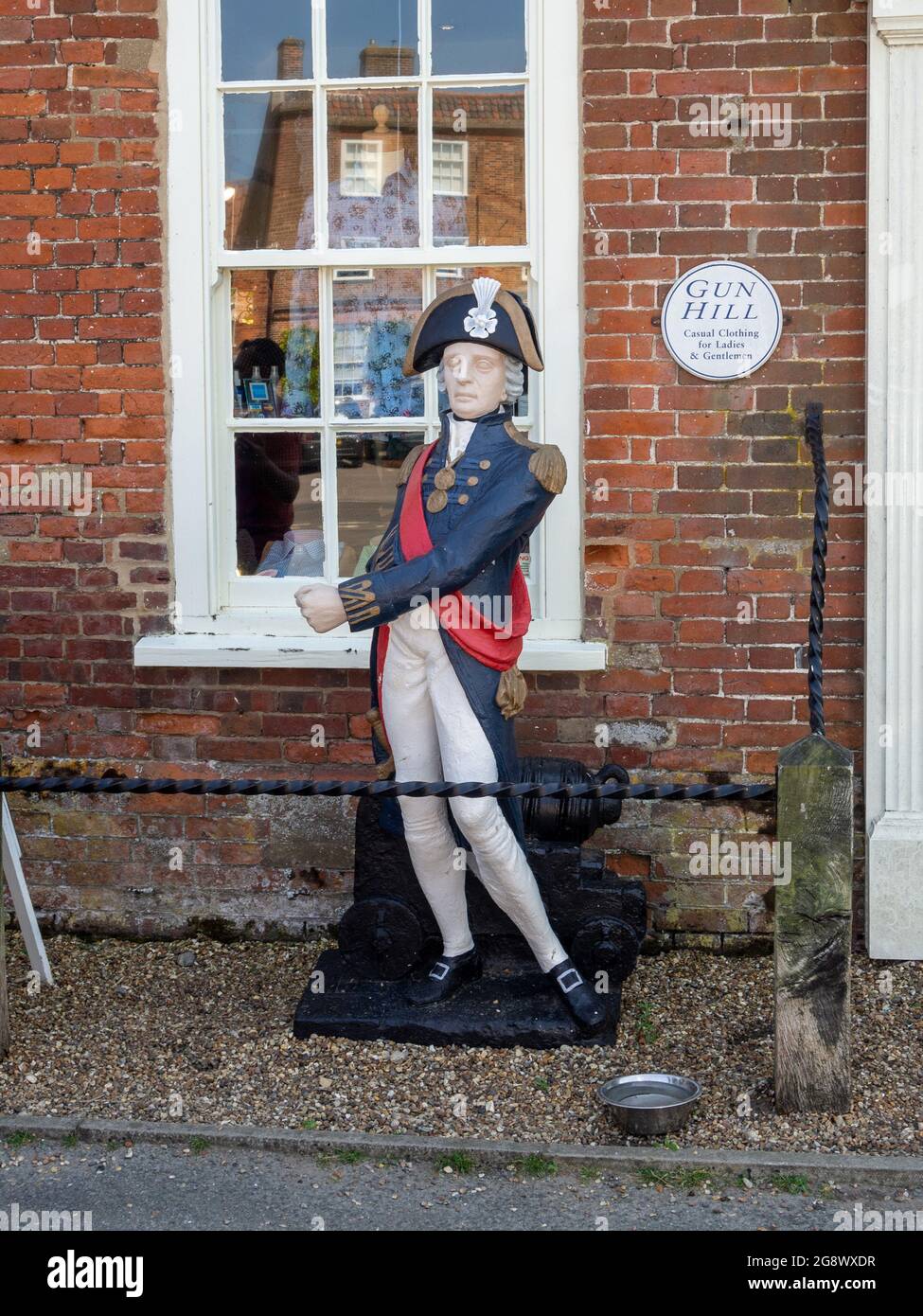 Modelo de tamaño natural del Almirante Lord Nelson Outside the Gun Hill Clothing Company, Burnham Market, Norfolk, Reino Unido Foto de stock