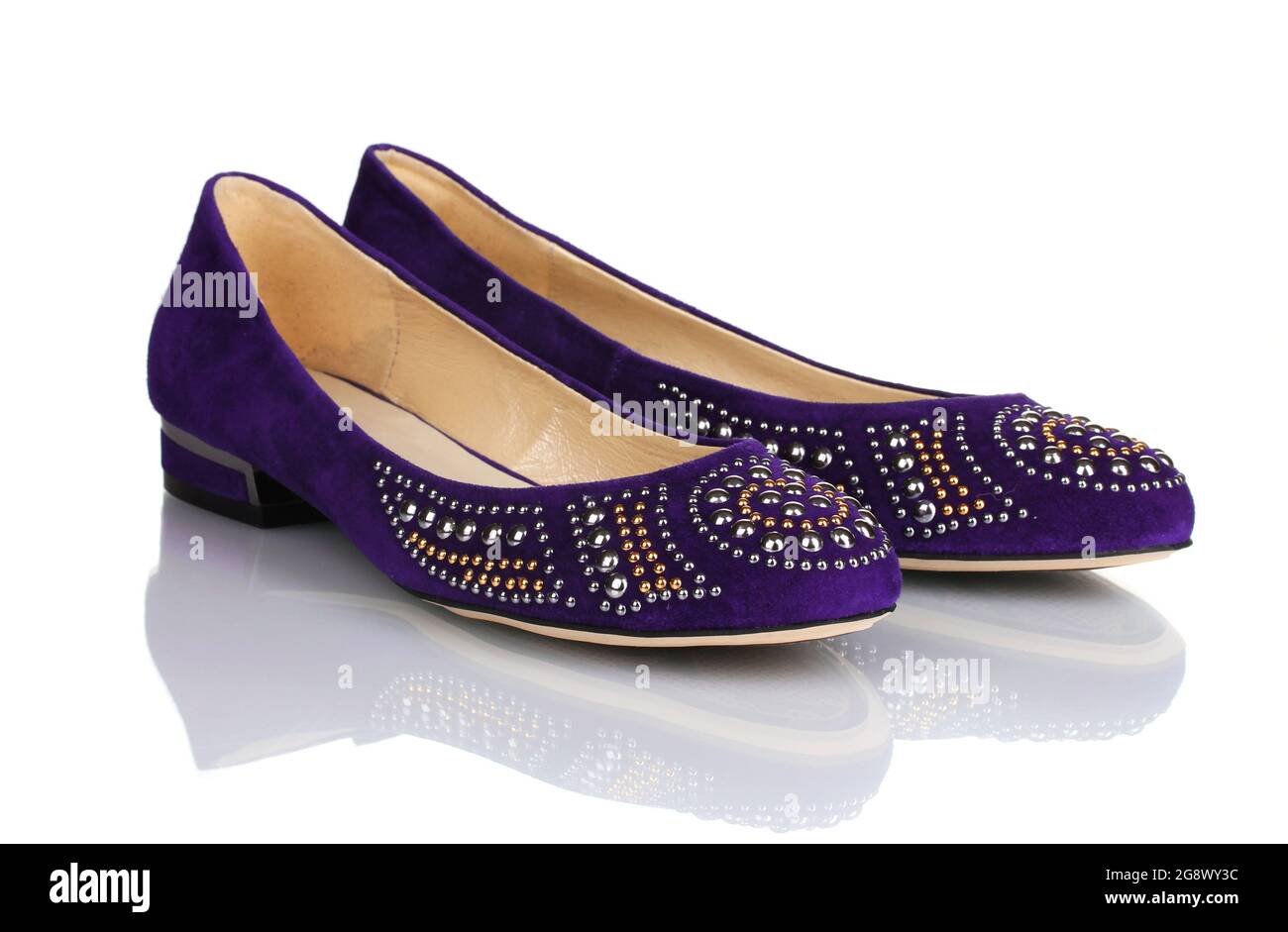 Elegantes zapatos planos para mujeres con piedras aisladas sobre Fotografía de stock - Alamy