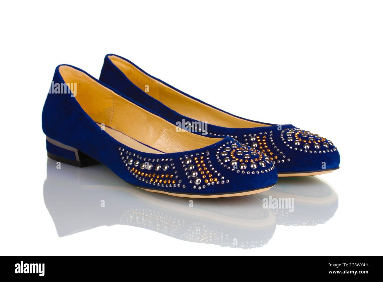 Zapatos planos azules elegantes para mujeres con piedras aisladas sobre  blanco Fotografía de stock - Alamy
