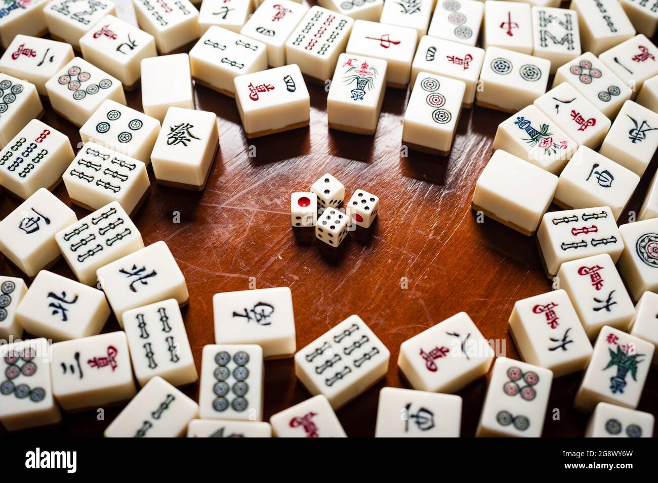 O Mahjong Na Mesa Antiga Jogo Asiático Fecha a Imagem Foto de Stock -  Imagem de casa, chinês: 245625624