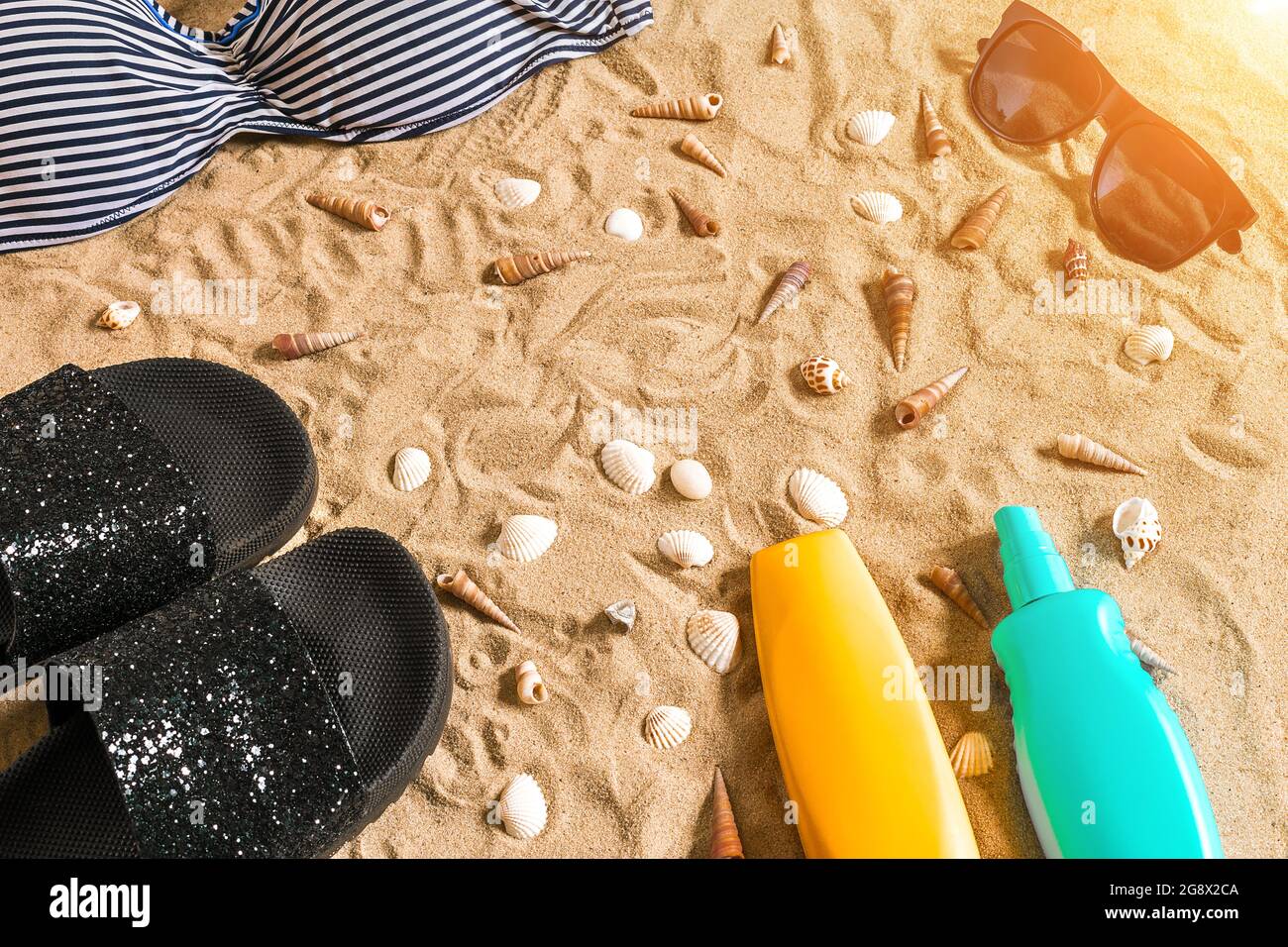 Verano bikini y accesorios elegante conjunto de playa, Playa Bikini atuendo  de verano y Mar arena como fondo, vista superior, concepto Fotografía de  stock - Alamy
