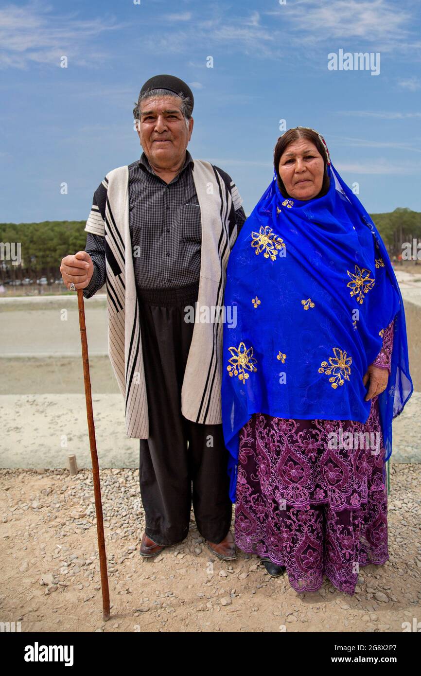 Pareja de Bakhtiari étnicos con ropa tradicional en Shiraz, Irán Foto de stock