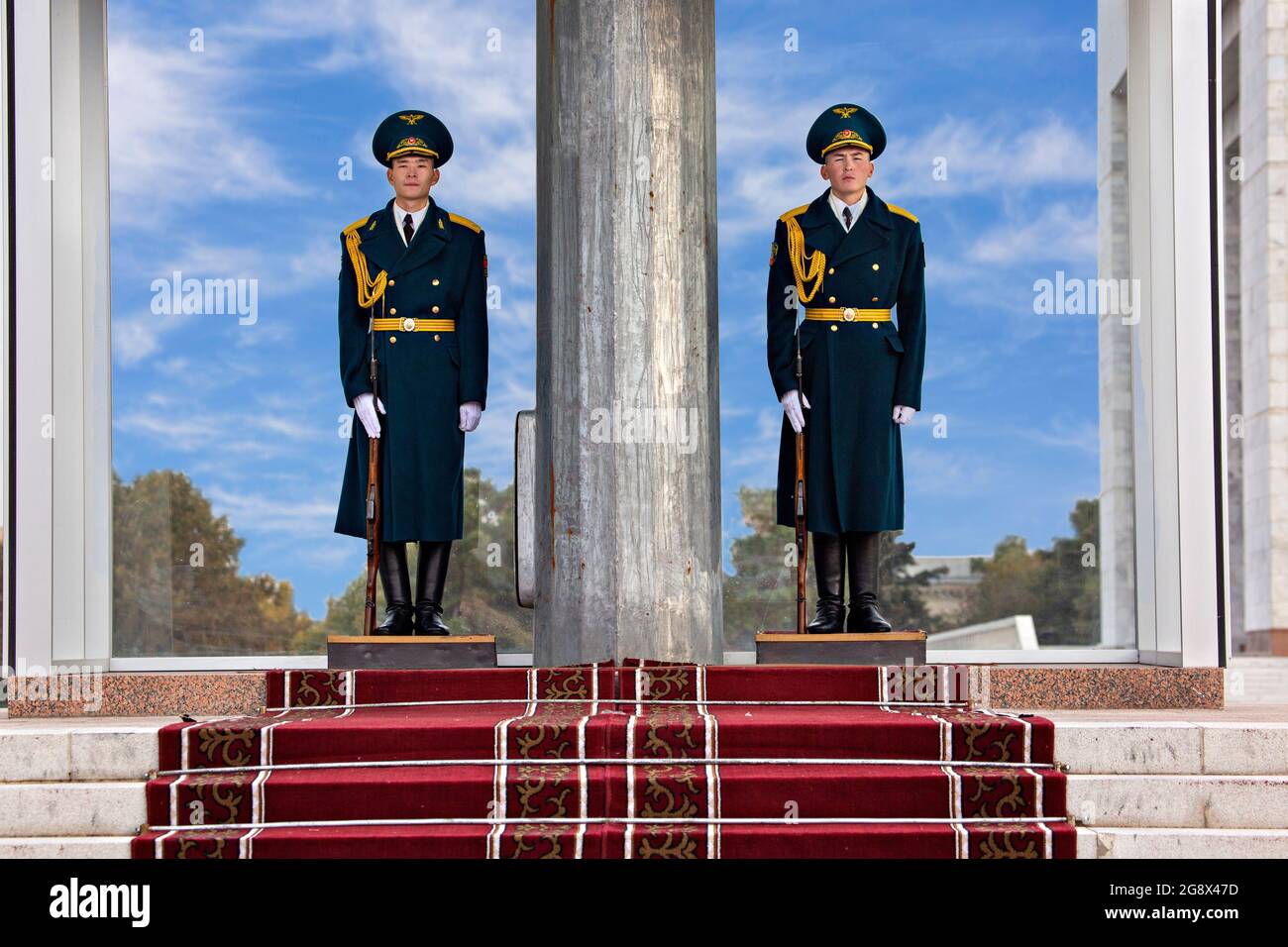 Soldados que custodian la bandera kirguisa en la plaza Ala Too de Bishkek, Kirguistán Foto de stock