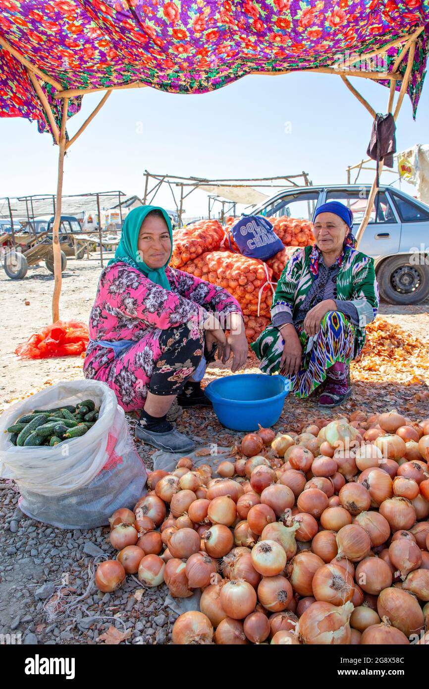 Mujeres locales que venden cebollas en el mercado en la ciudad de Navoiy, Uzbekistán Foto de stock