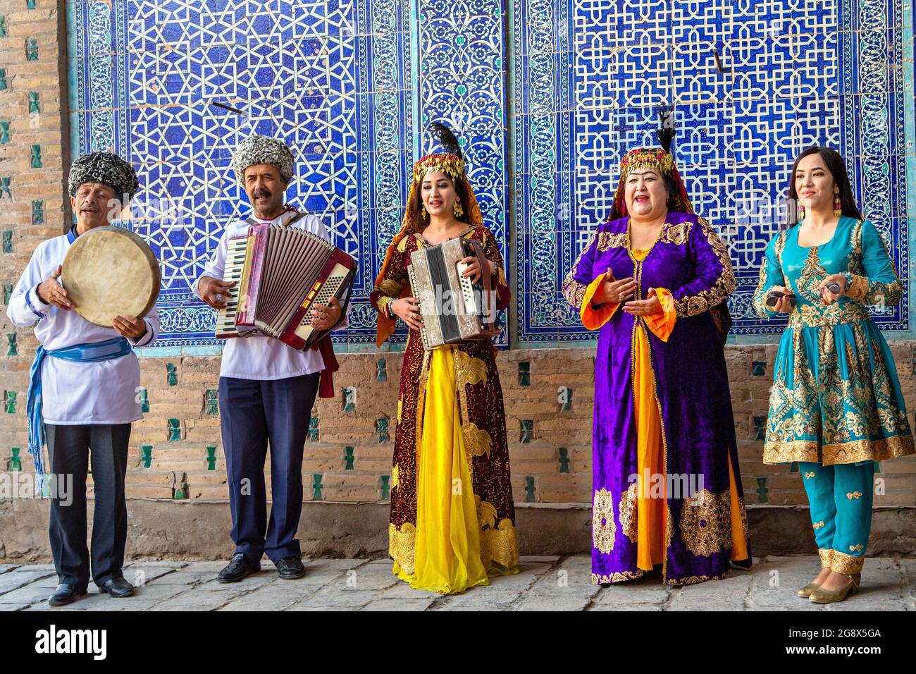 Músicos de Khorezmian en danza local, en Khiva, Uzbekistán. Foto de stock