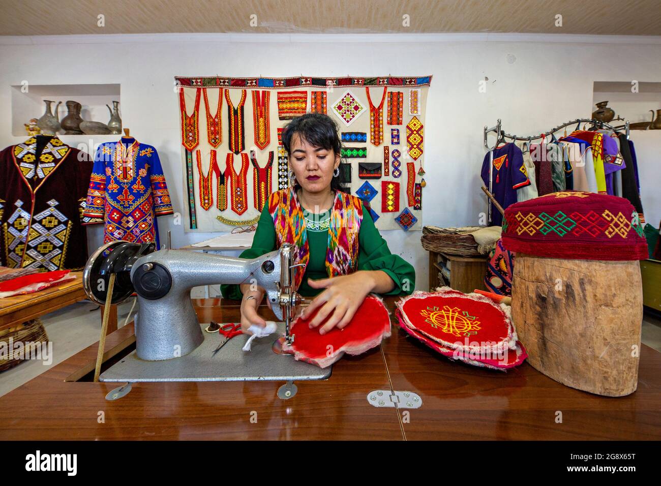Mujer uzbeka que cose sombreros tradicionales de fieltro local en Nukus, Uzbekistán Foto de stock