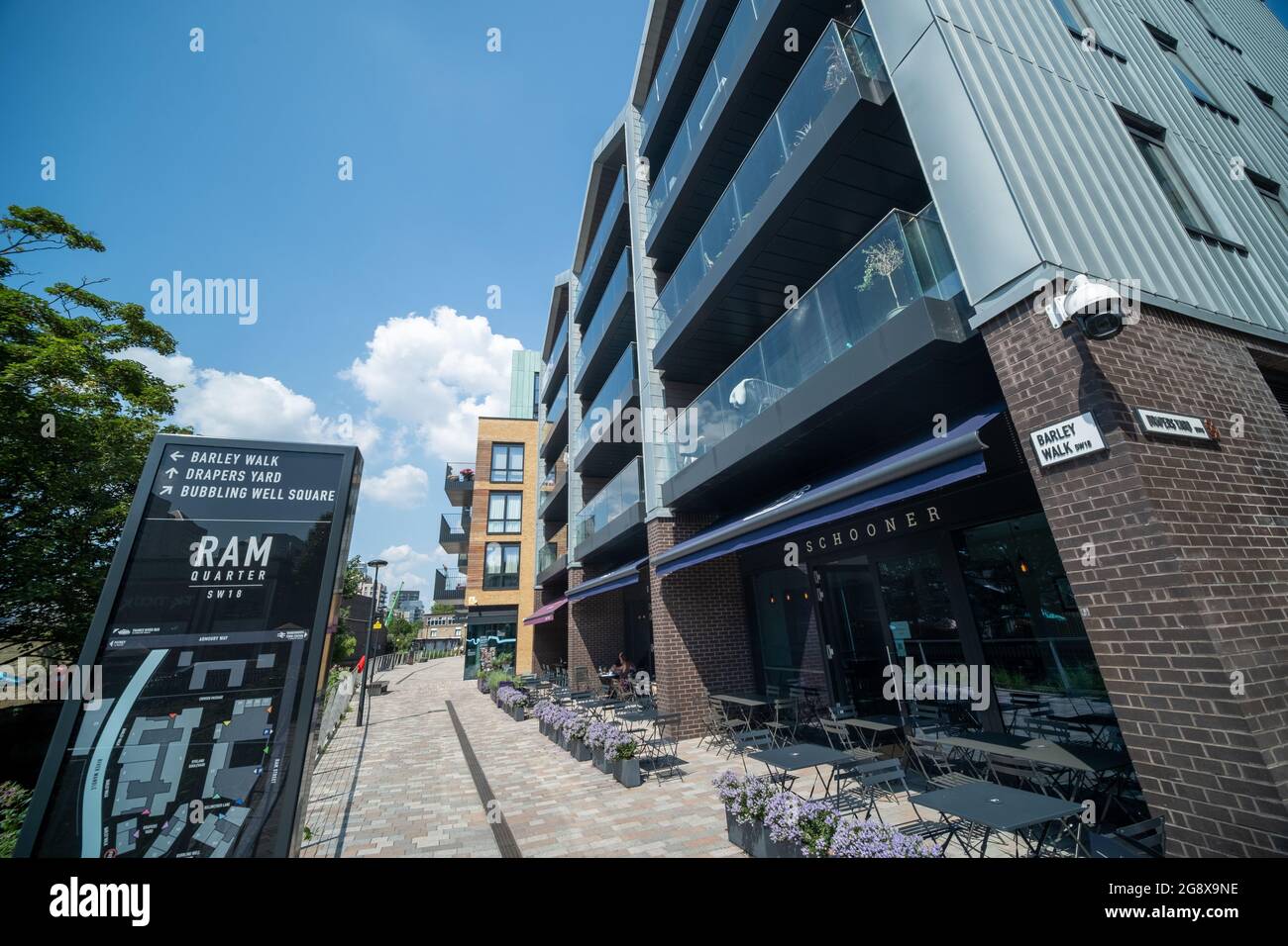 Londres- Julio 2021: El barrio de Ram, un nuevo desarrollo residencial en el centro de Wandsworth Town en el suroeste de Londres con una mezcla de lo nuevo y el patrimonio Foto de stock