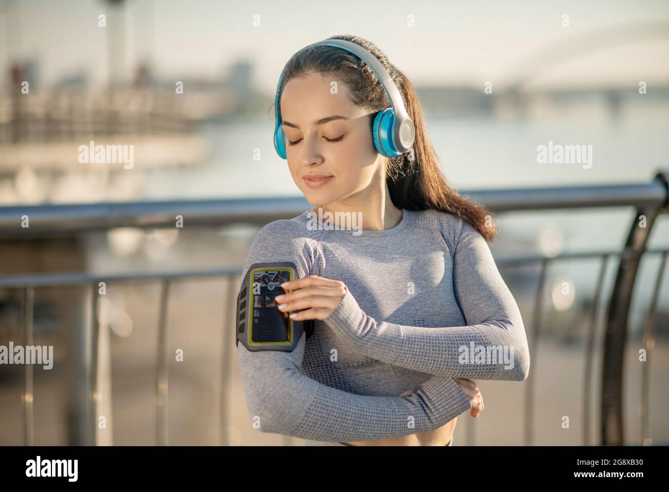 Ajuste a la chica con ropa deportiva gris fijando el pulsómetro en su brazo  Fotografía de stock - Alamy