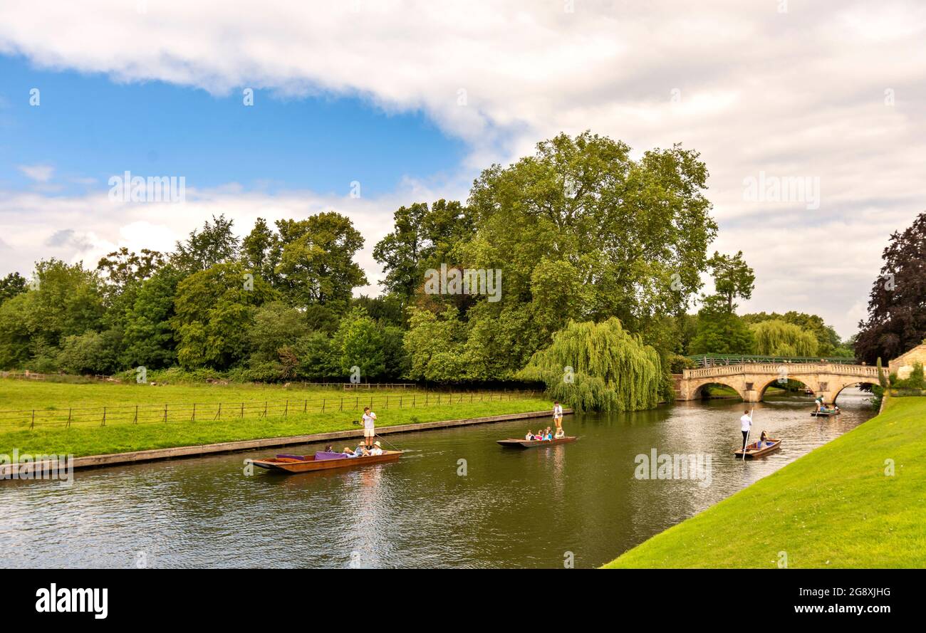 CAMBRIDGE ENGLAND GOLPEA EN EL RÍO CAM EN VERANO CERCA DEL PUENTE CLARE Foto de stock