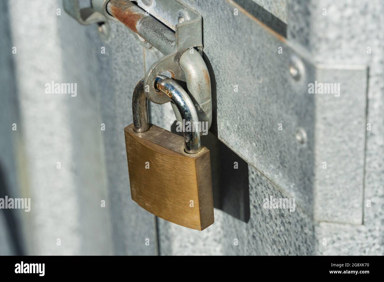 Cierre seguro de una puerta metálica Fotografía de stock - Alamy