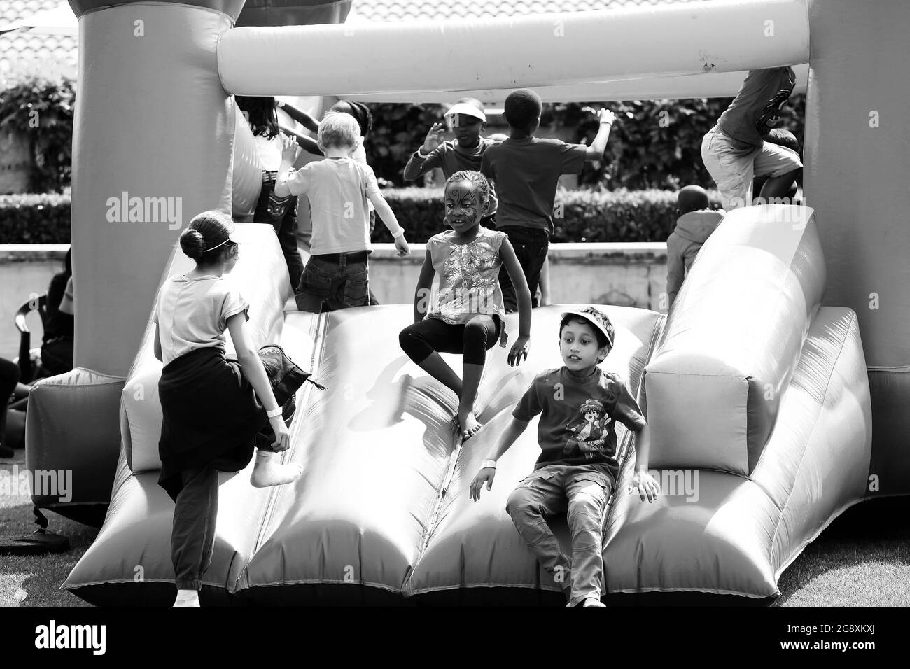 JOHANNESBURGO, SUDÁFRICA - 05 de enero de 2021: Niños adorables que se divierten en un castillo saltando en una feria al aire libre Foto de stock