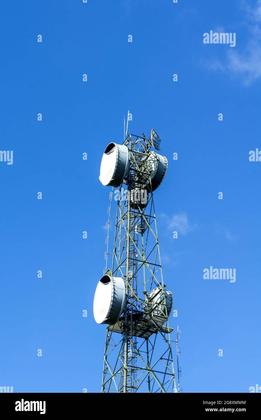 Antena de microondas Tecnología de polos de teléfono móvil red de telefonía  base estación de telecomunicaciones torre sobre fondo cielo azul - vista  inferior Fotografía de stock - Alamy