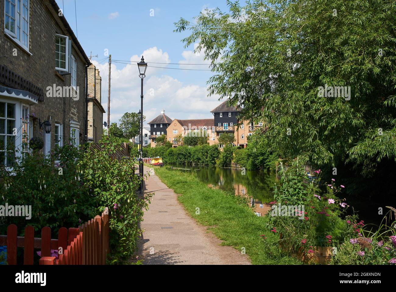 Cabañas y casas nuevas a lo largo del río Lea Navigation en Hertford, Hertfordshire, sur de Inglaterra Foto de stock