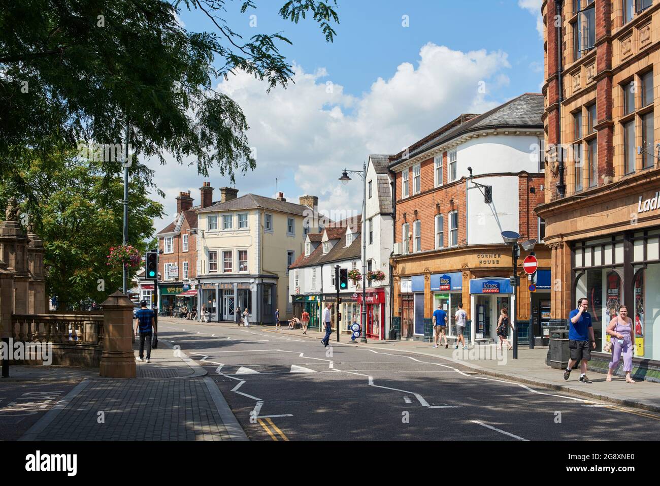 Edificios y peatones a lo largo del Wash, centro de Hertford, Hertfordshire, sur de Inglaterra Foto de stock