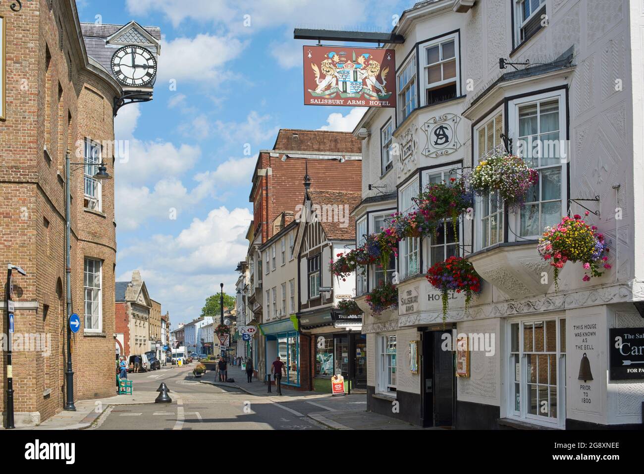 Edificios a lo largo de Fore Street, centro de Hertford, Hertfordshire, Inglaterra Foto de stock