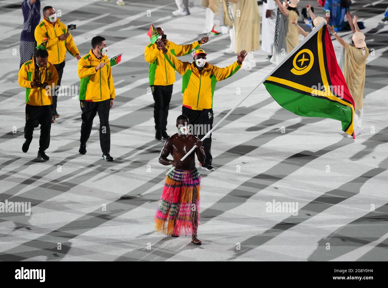 El Abanderado De Vanuatu Riilio Rii Dirige Al Equipo Durante La Ceremonia De Apertura De Los Juegos Olimpicos De Tokio En El Estadio Olimpico De Japon Fecha De La Foto Viernes