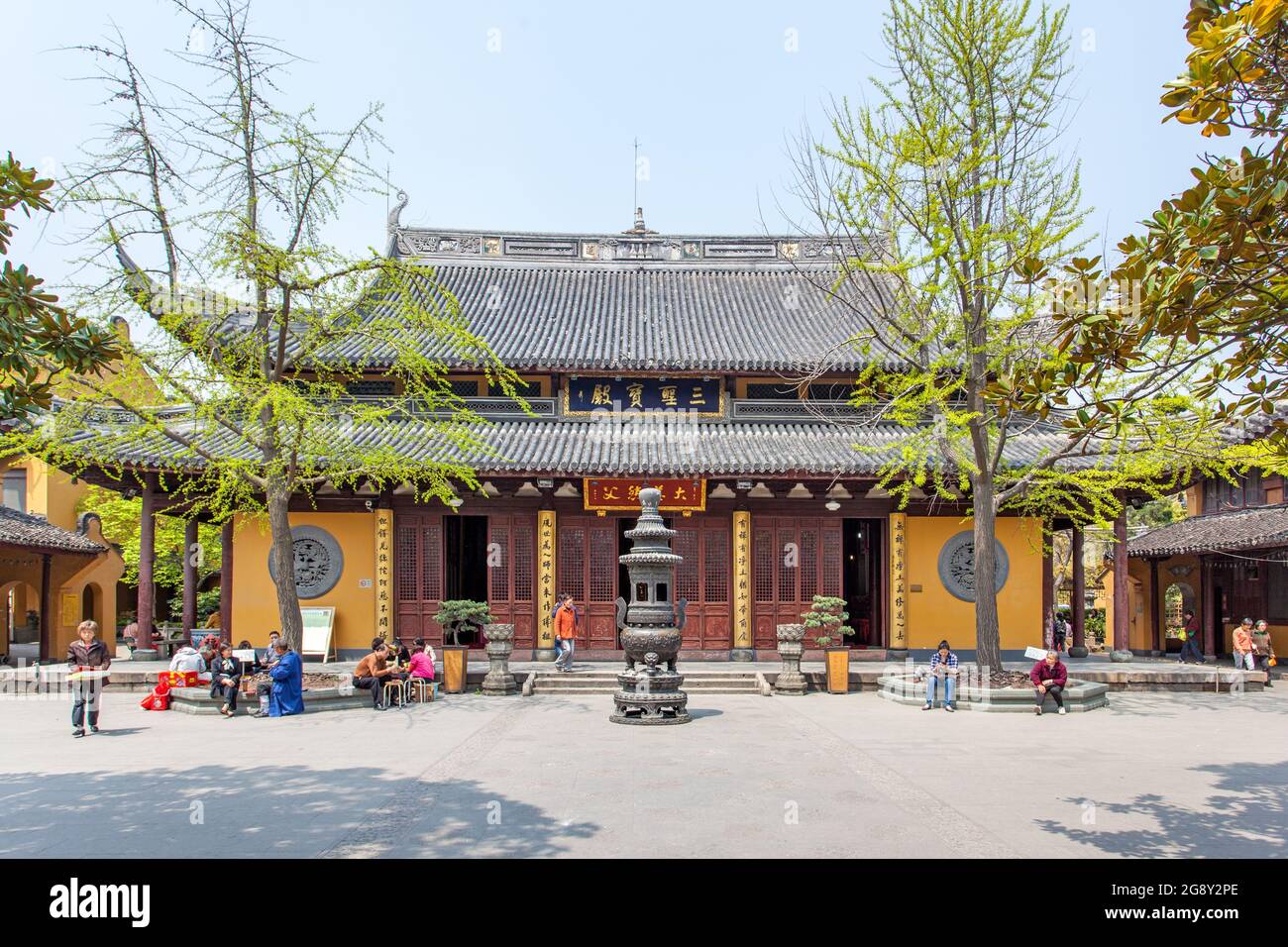 Shanghai, China - 9 de abril de 2014: Edificios del templo budista Longhua en Shanghai Foto de stock