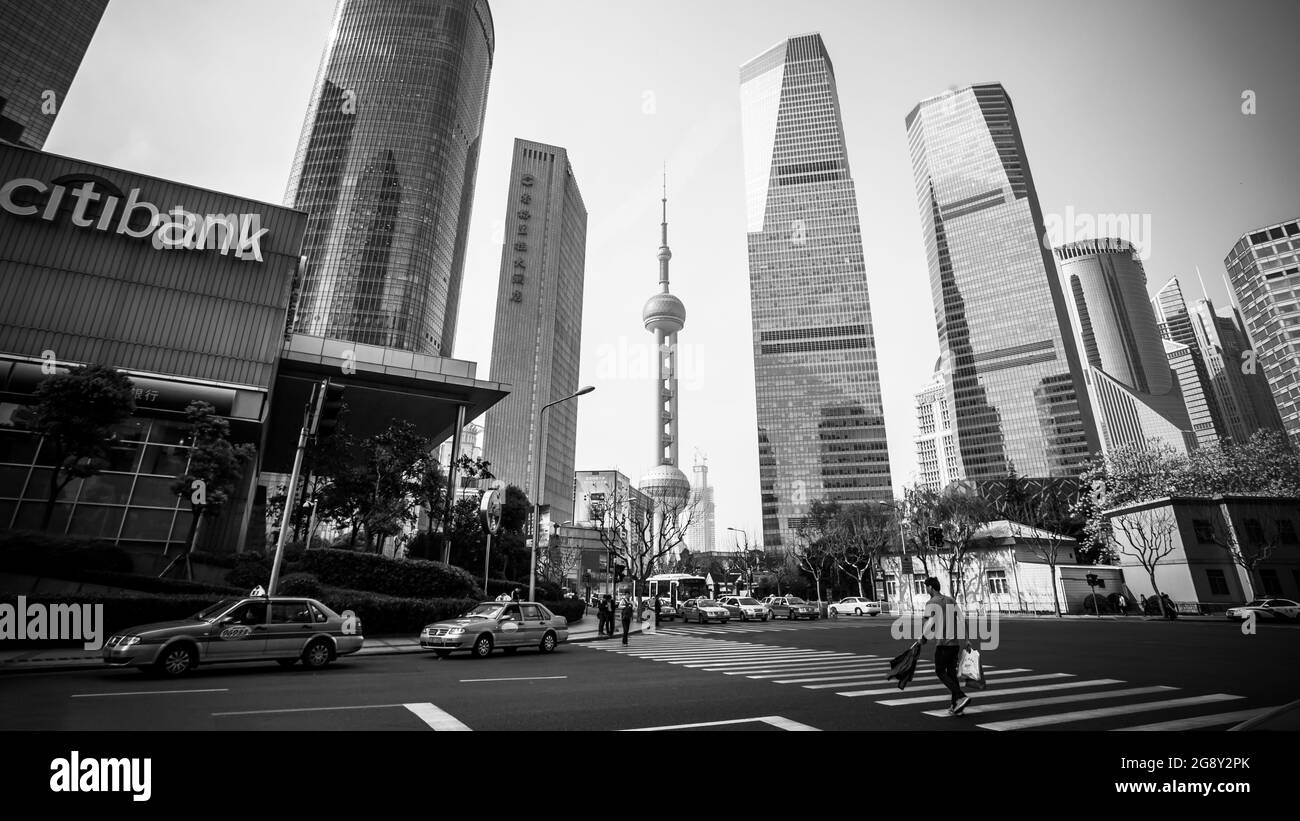 Shanghai, China - 8 de abril de 2014: Vista panorámica en blanco y negro de la nueva zona de Pudong en la ciudad de Shanghai. Disparo gran angular Foto de stock