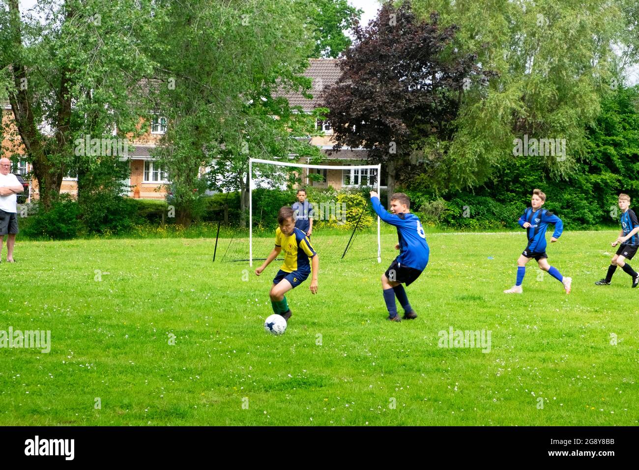 Equipos de niños jugando al fútbol el sábado por la mañana en Gales Gran Bretaña 2021 KATHY DEWITT Foto de stock