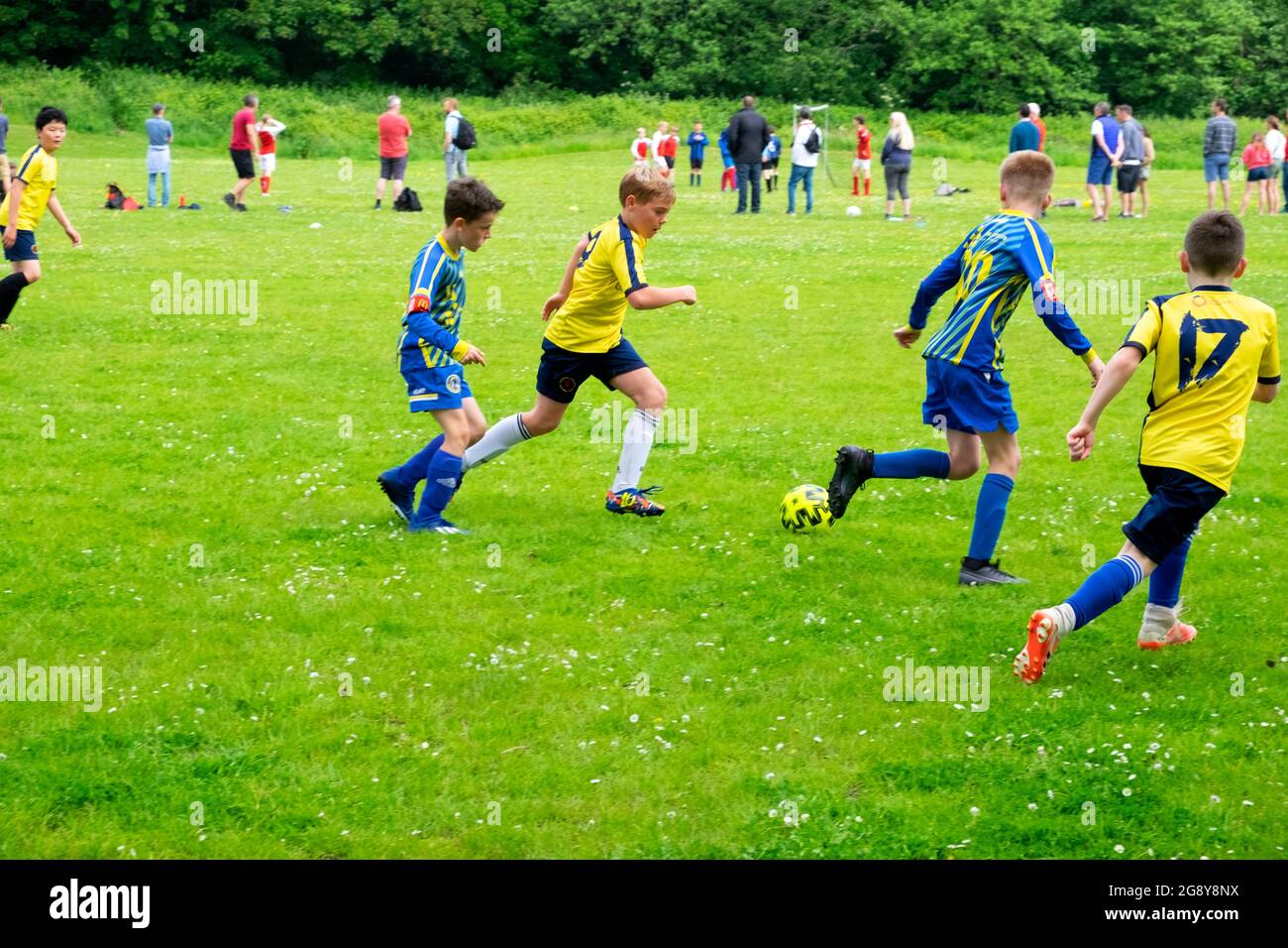 Equipos de niños jugando al fútbol el sábado por la mañana en Gran Bretaña Gran Bretaña 2021 KATHY DEWITT Foto de stock