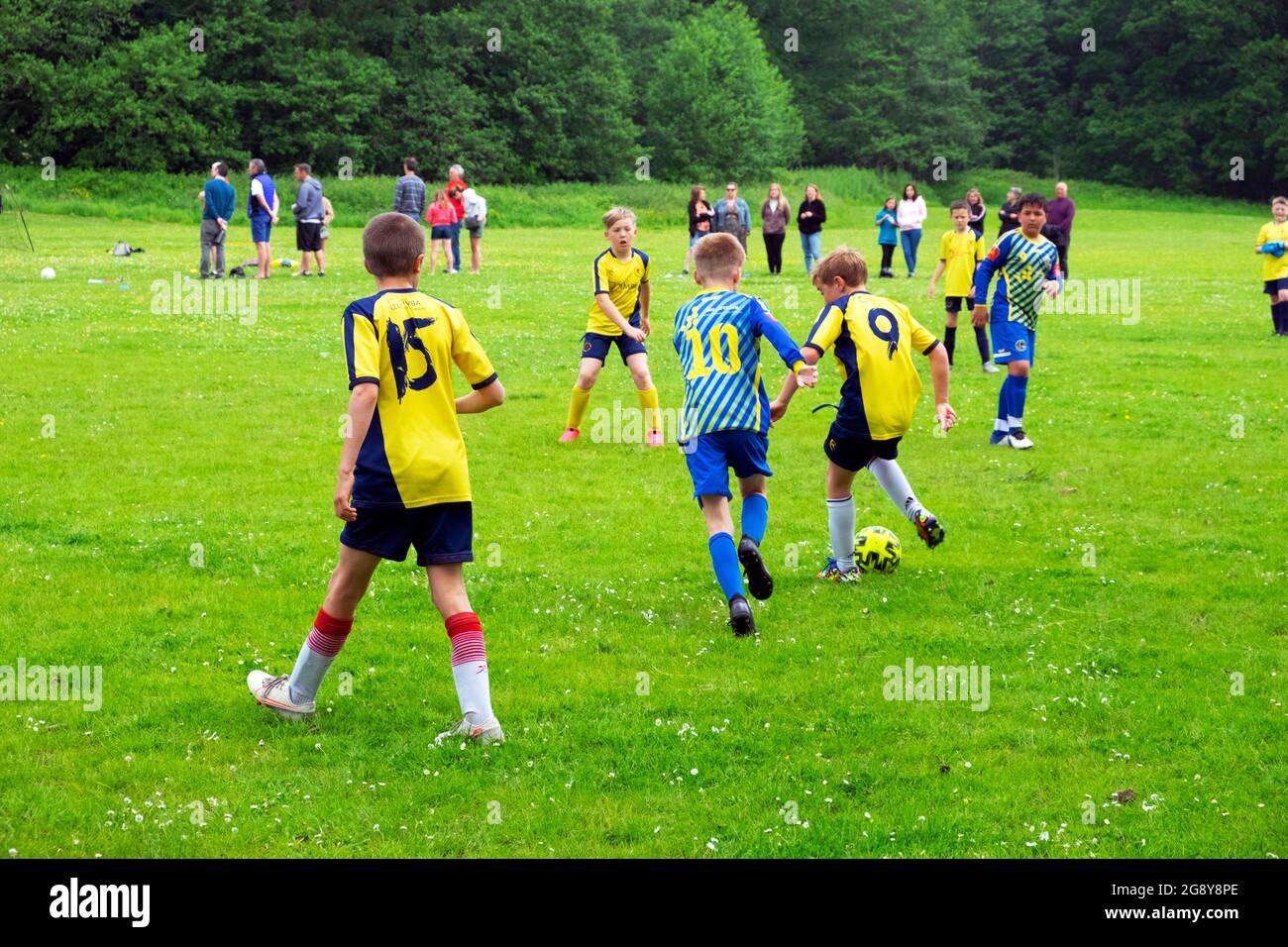 Equipos de niños jugando al fútbol el sábado por la mañana en Gran Bretaña Gran Bretaña 2021 KATHY DEWITT Foto de stock