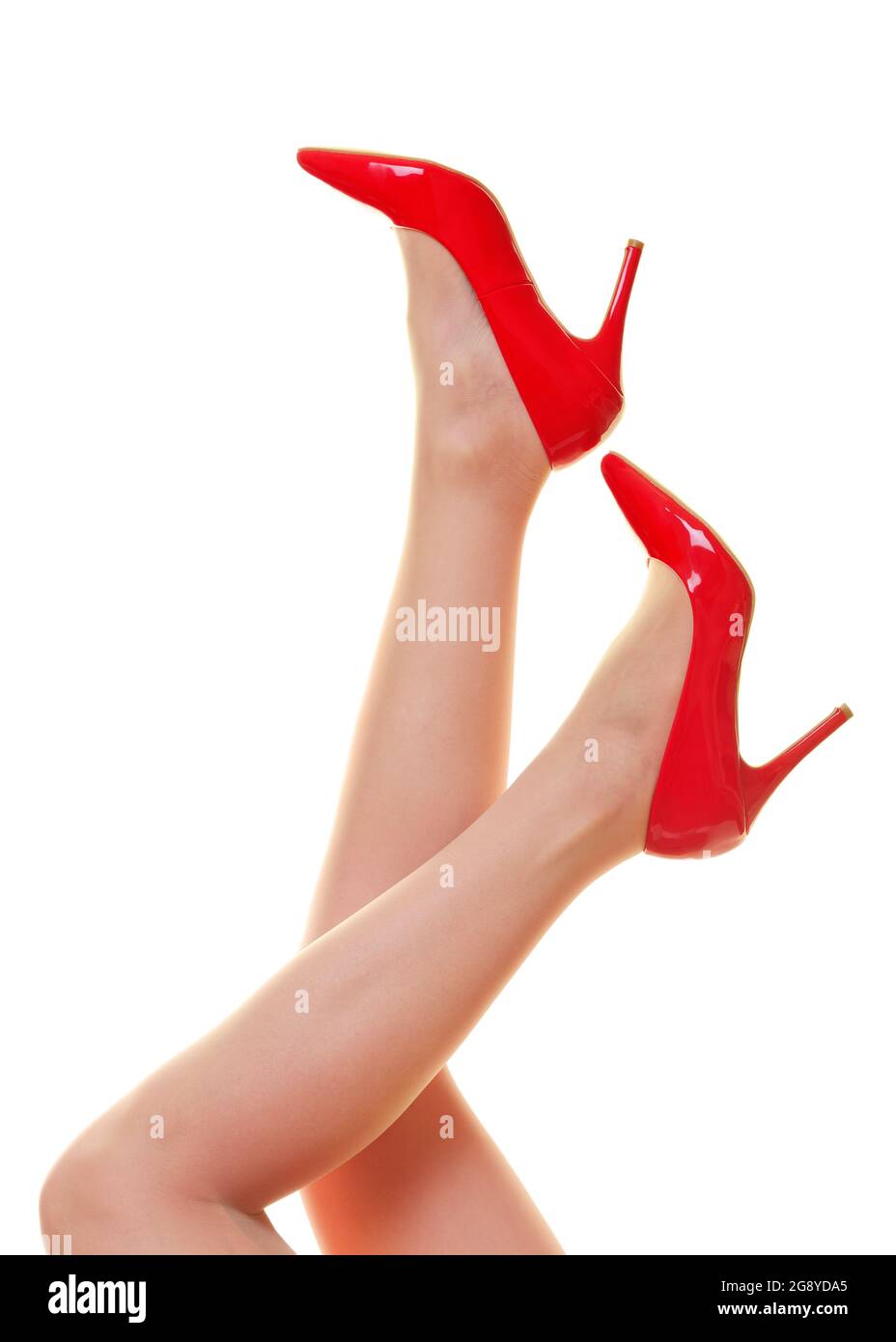 Piernas de mujer con zapatos de tacón alto de aguja rojo, primer plano, calado Foto de stock