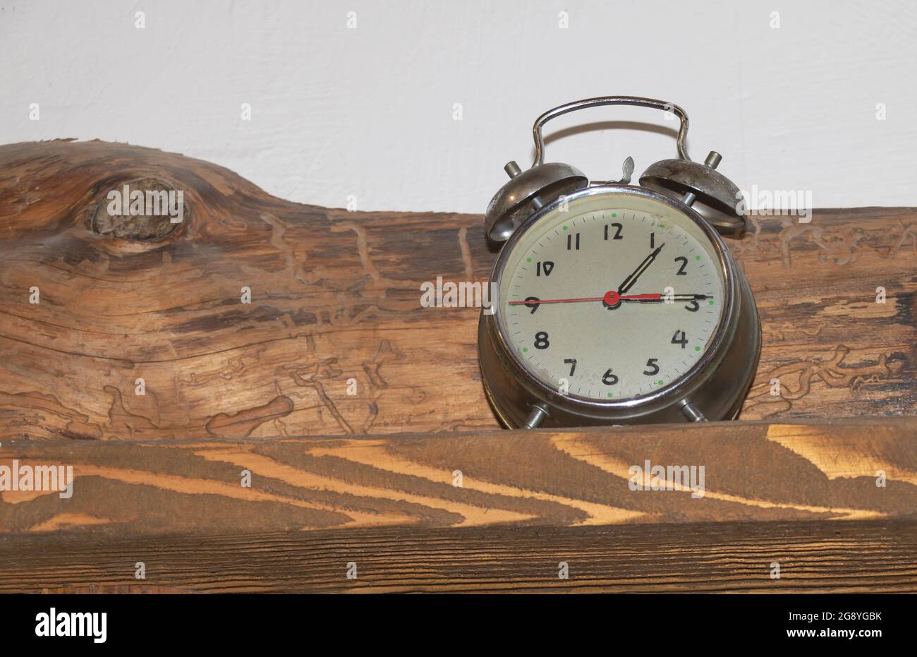 Primer plano de un viejo reloj mecánico en la madera Fotografía de stock -  Alamy