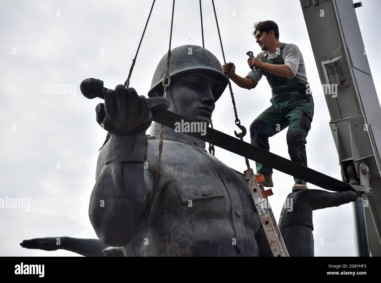 Un trabajador desmantela el Monumento a la Gloria de Guerra del Ejército  Soviético tras una decisión de las autoridades locales en Lviv, Ucrania, el  23 de julio de 2021. REUTERS/Pavlo Palamarchuk Fotografía