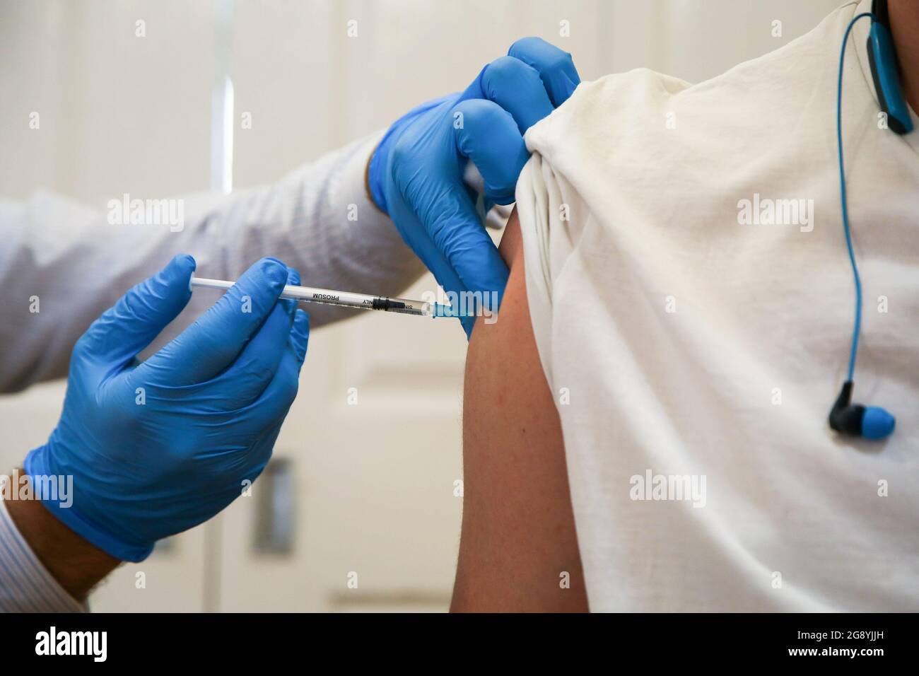 El trabajador de salud del NHS administra la vacuna Pfizer/ BioNTec Covid-19 a un miembro del público en un centro de vacunación en Londres. (Foto de Dinendra Haria / SOPA Images/Sipa USA) Foto de stock