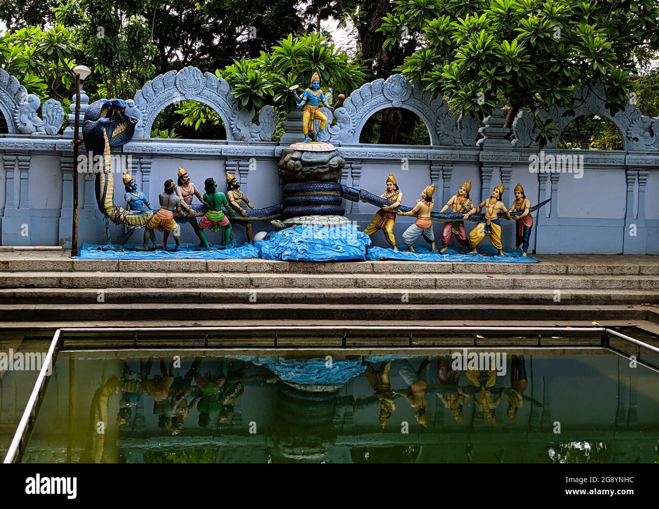Vista frontal del Señor Sri Krishna con señores y estatuas gigantes en el templo de ISKCON Tirupati, Tirupati, Andhra Pradesh, India-Julio 11,2021 Foto de stock