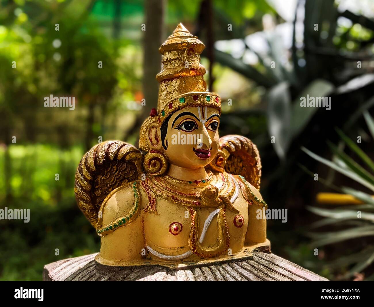 Vista lateral de la estatua de Garuda en el jardín de rocas Natural en Tirumala, Tirumala, Andhra Pradesh, India-Julio de 10,2021 Foto de stock