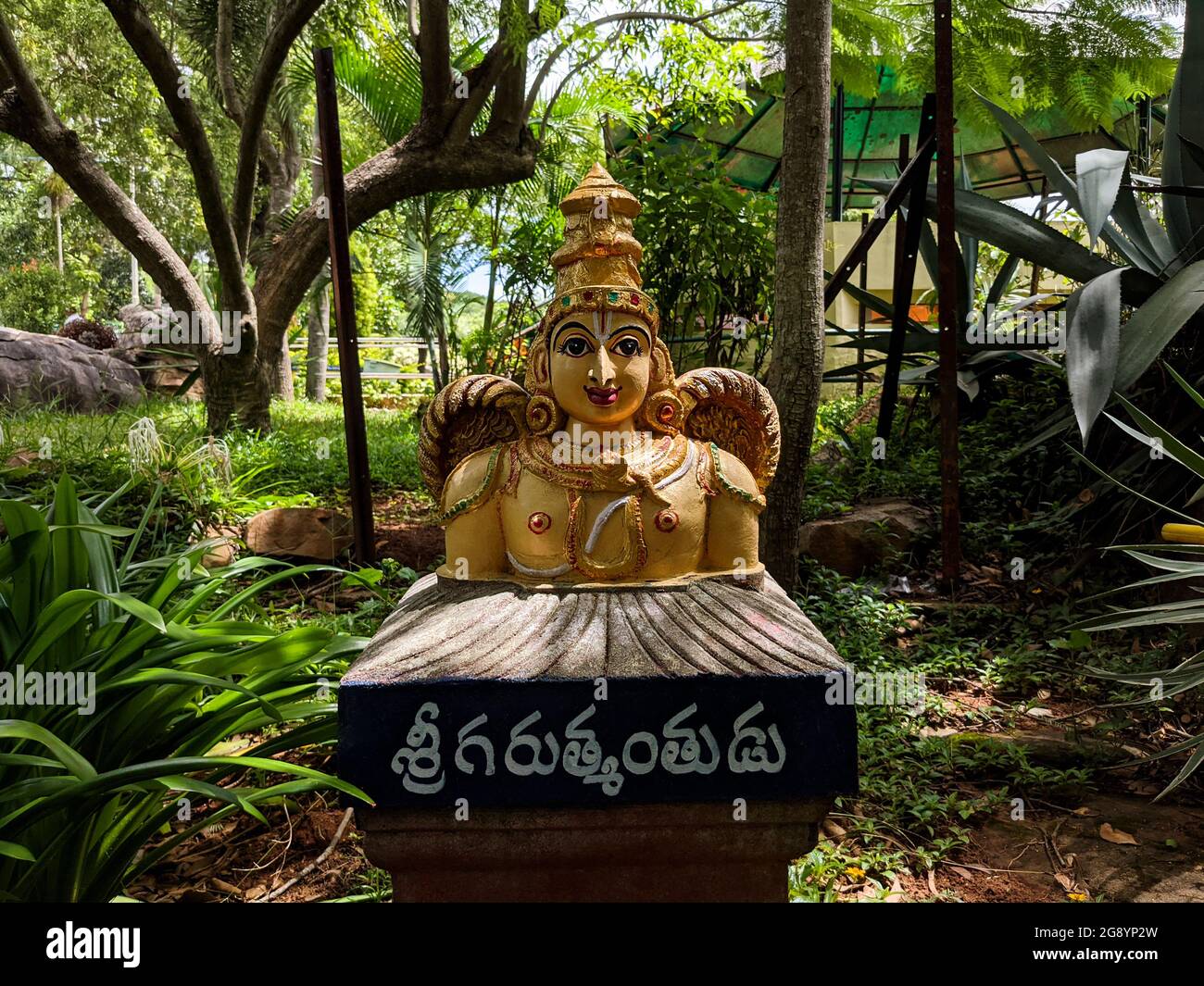 Vista frontal cercana de la estatua de Garuda en el jardín de rocas Natural en Tirumala, Tirumala, Andhra Pradesh, India-Julio 10,2021 Foto de stock