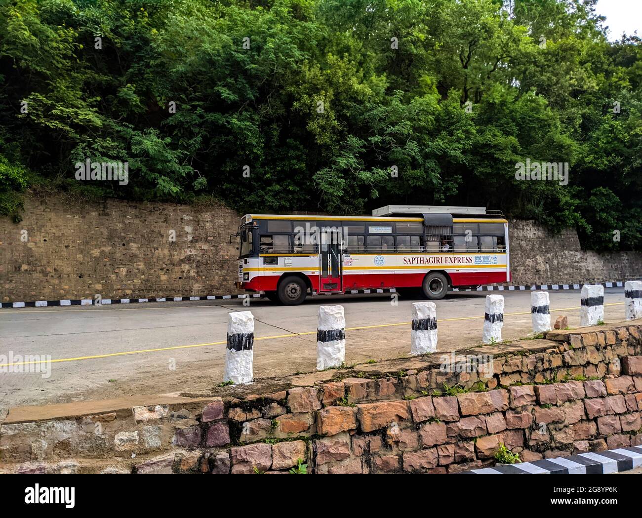 Autobús público que se dirige hacia el cruce de carreteras de Thirumala, Tirumala, Andhra Pradesh, India-julio de 11,2021 Foto de stock