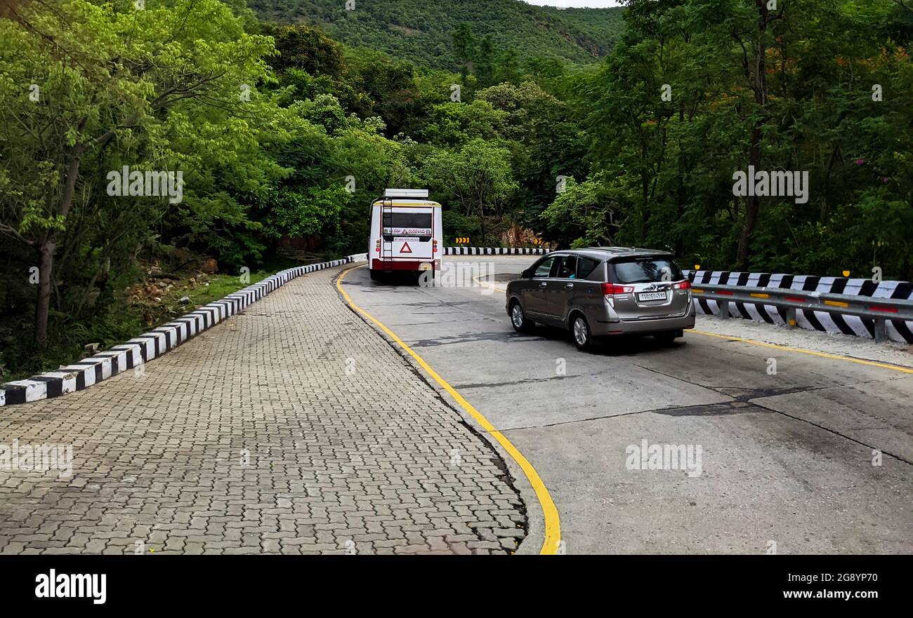Tirumala ghat caminos que cruzan los vehículos de los devotos, Tirumala, Andhra Pradesh, India-Julio de 11,2021 Foto de stock
