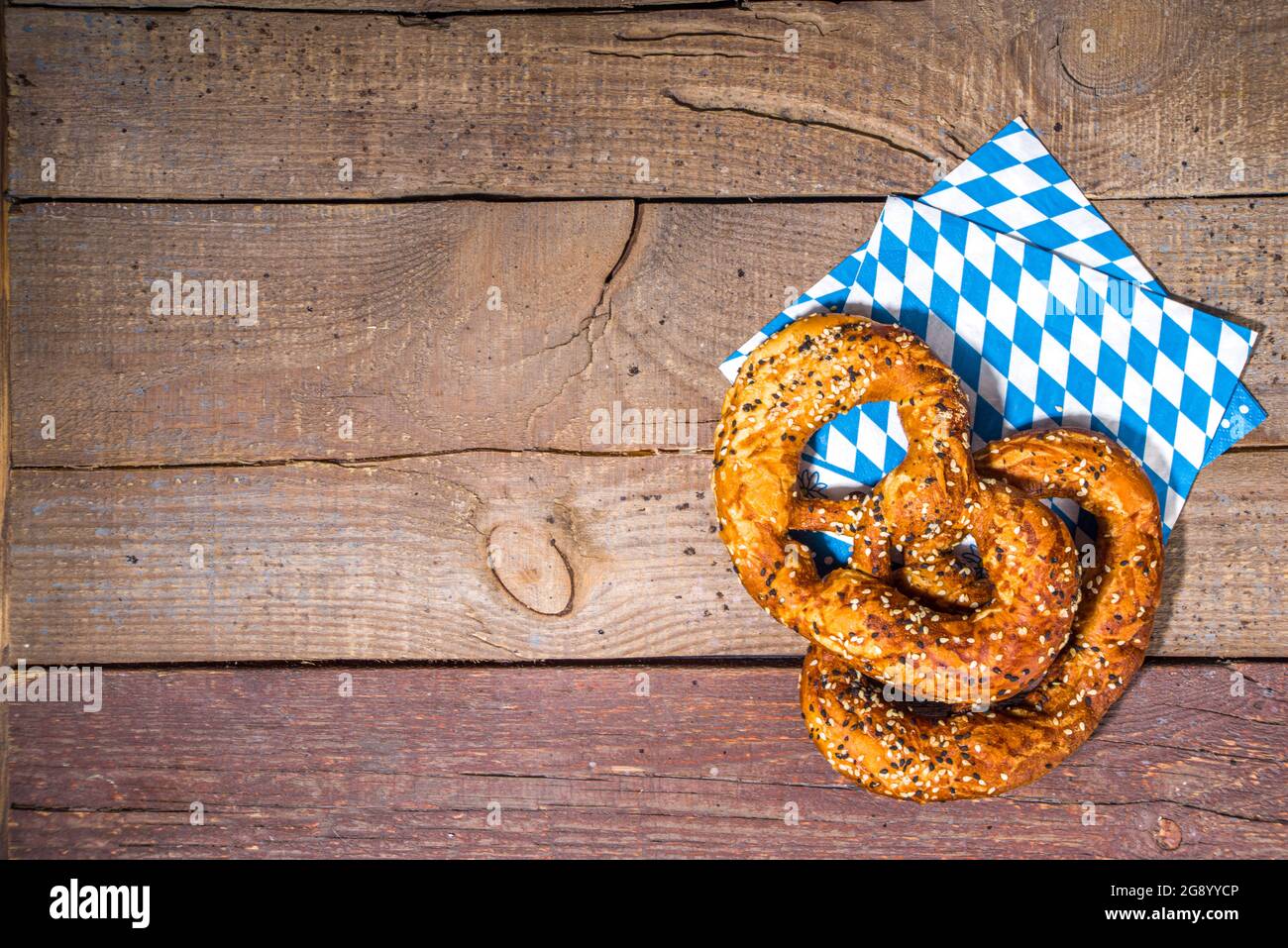 Concepto del festival de octubre. Oktoberfest mesa de fondo, plato con cuchara de tenedor con servilleta tradicional, servido en el evento, menú de bar flatlay, madera blanca Foto de stock