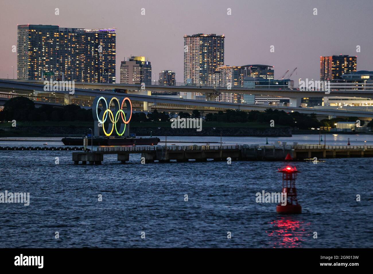 16th de julio de 2021 - UN gran monumento de los anillos olímpicos se exhibe antes de los Juegos Olímpicos de Tokio 2020 en Tokio, Japón Foto de stock