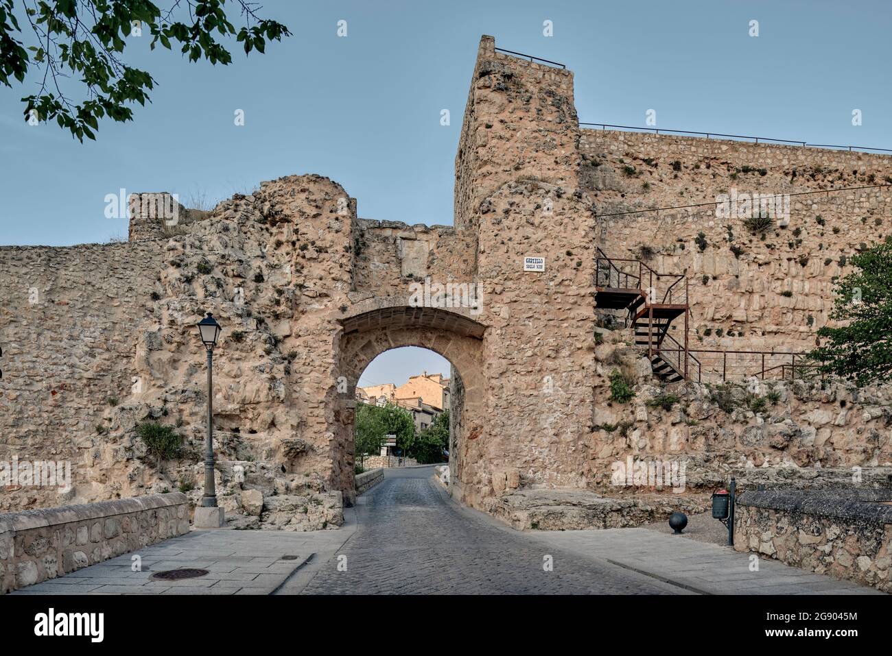Arco de Bezudo, una de las antiguas puertas de entrada a la ciudad  amurallada de Cuenca, en las ruinas de un antiguo castillo del s. XIII,  Castilla la Mancha, España Fotografía de