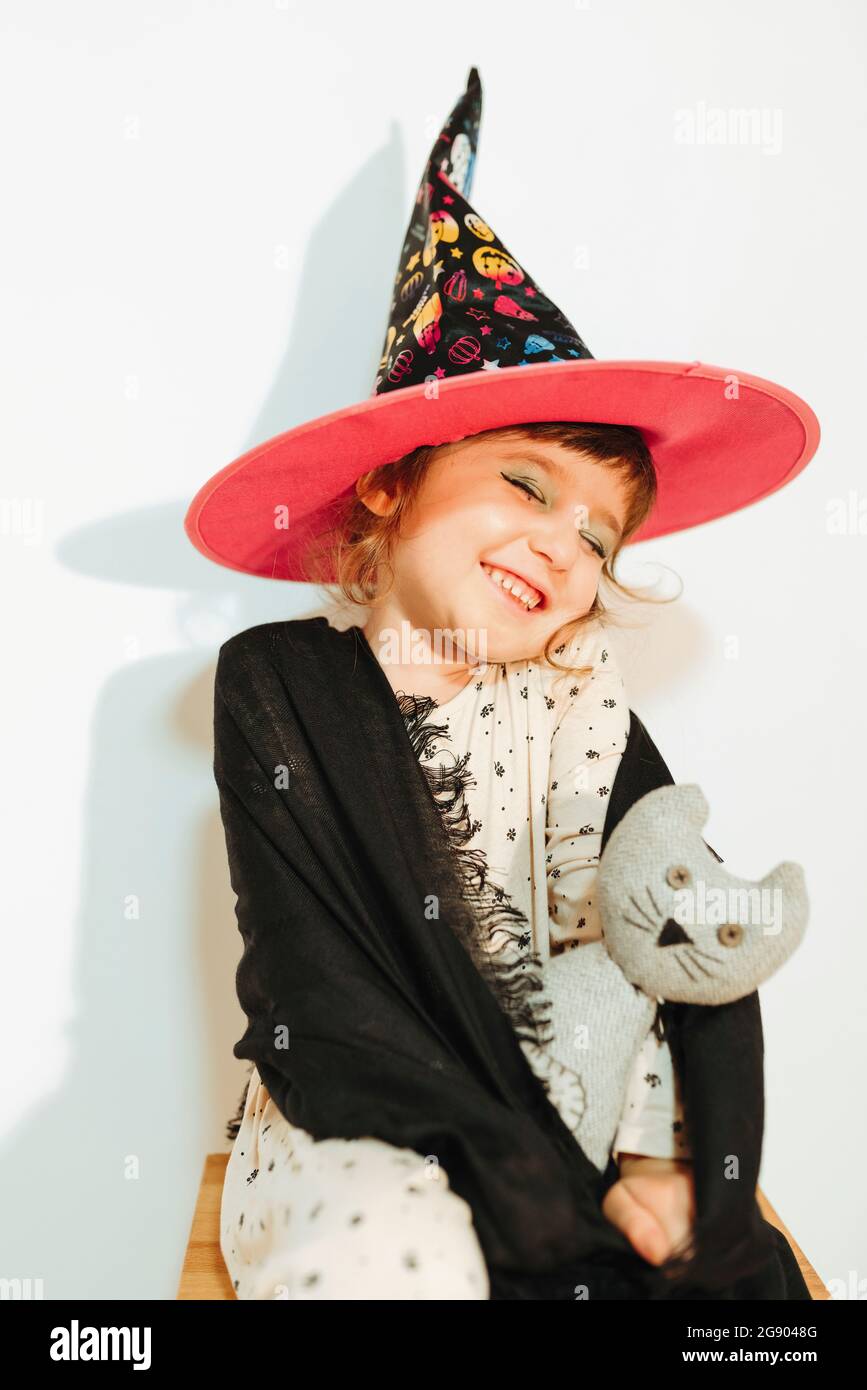 Sonriente chica linda vestida como bruja de Halloween Foto de stock