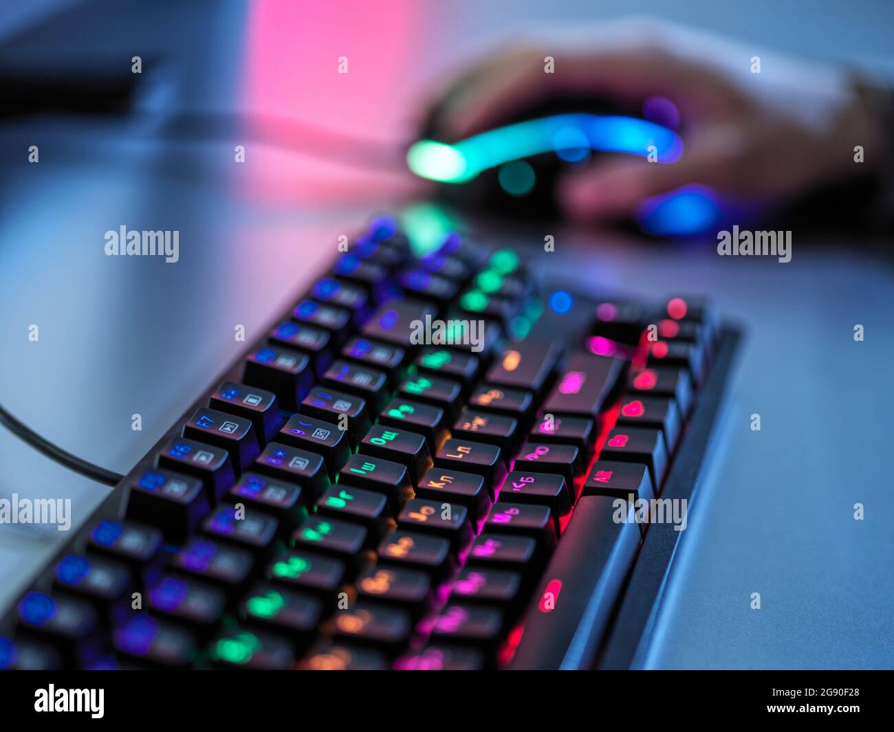 Teclado para juegos con teclado iluminado en la mesa Fotografía de stock -  Alamy